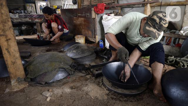 FOTO: Mengintip Proses Pembuatan Wajan di Bogor