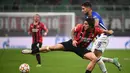 Sandro Tonali. Gelandang bertahan Italia berusia 21 tahun yang kini menjalani musim keduanya bersama AC Milan ini kini berbanderol 35 juta euro, mengalami kenaikan 8 juta euro dari sebelumnya 27 juta euro. Musim ini ia telah mencetak 2 gol dari 25 laga di semua ajang. (AFP/Marco Bertorello)