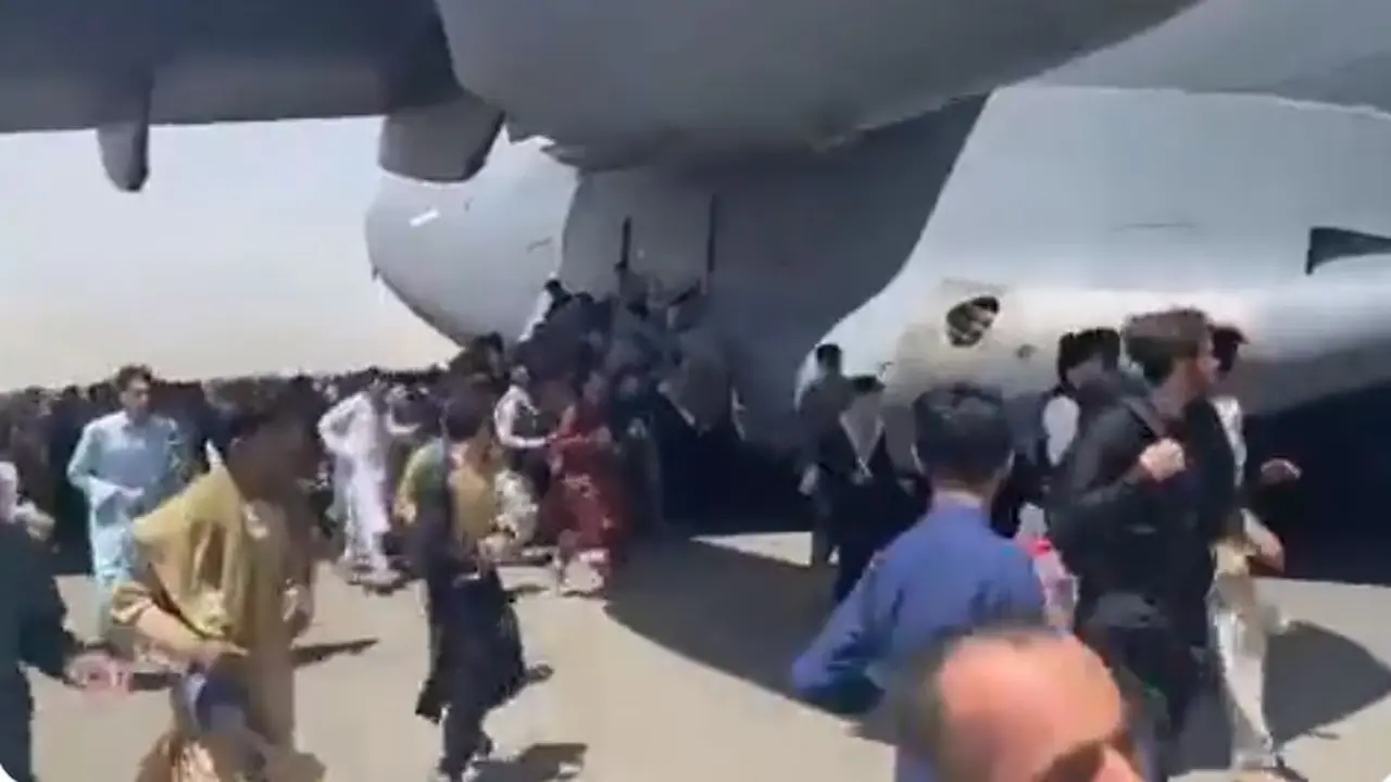 Warga Afghanistan kejar pesawat AS.