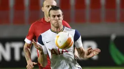 Penyerang Tottenham, Gareth Bale, berebut bola dengan bek Antwerp, Ritchie De Laet, pada laga lanjutan Liga Eruopa 2020/2021 di BosuilStadion, Jumat (30/10/2020) dini hari WIB. Tottenham kalan 0-1 oleh Antwerp. (AFP/John Thys)