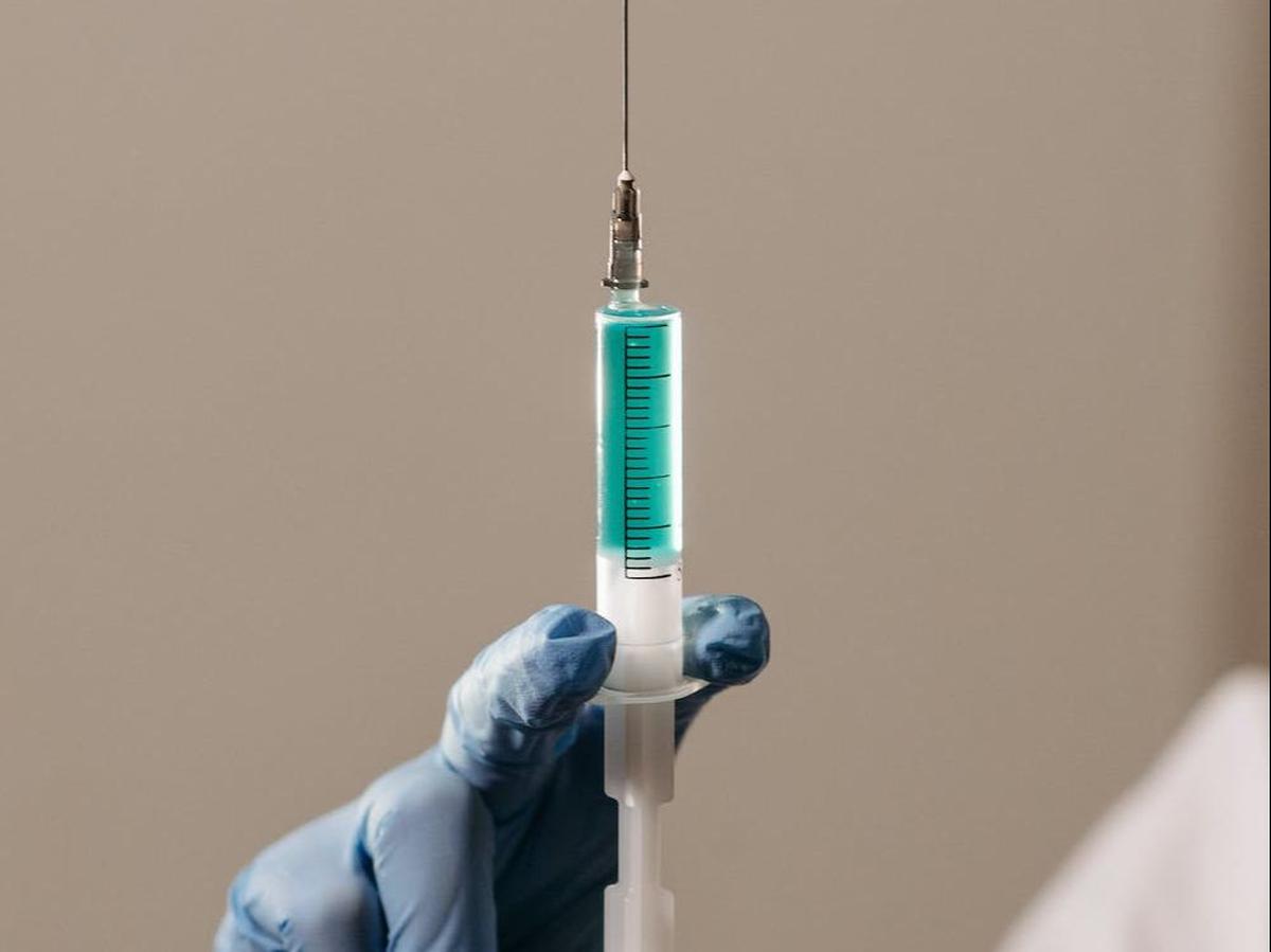 Selain skincare yang bisa dilakukan untuk mengurangi kerutan adalah dengan melakukan botox.