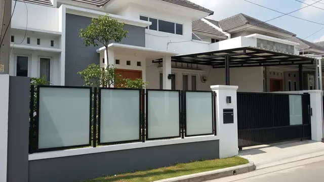Pagar Besi dengan Aksen Kaca Tempered