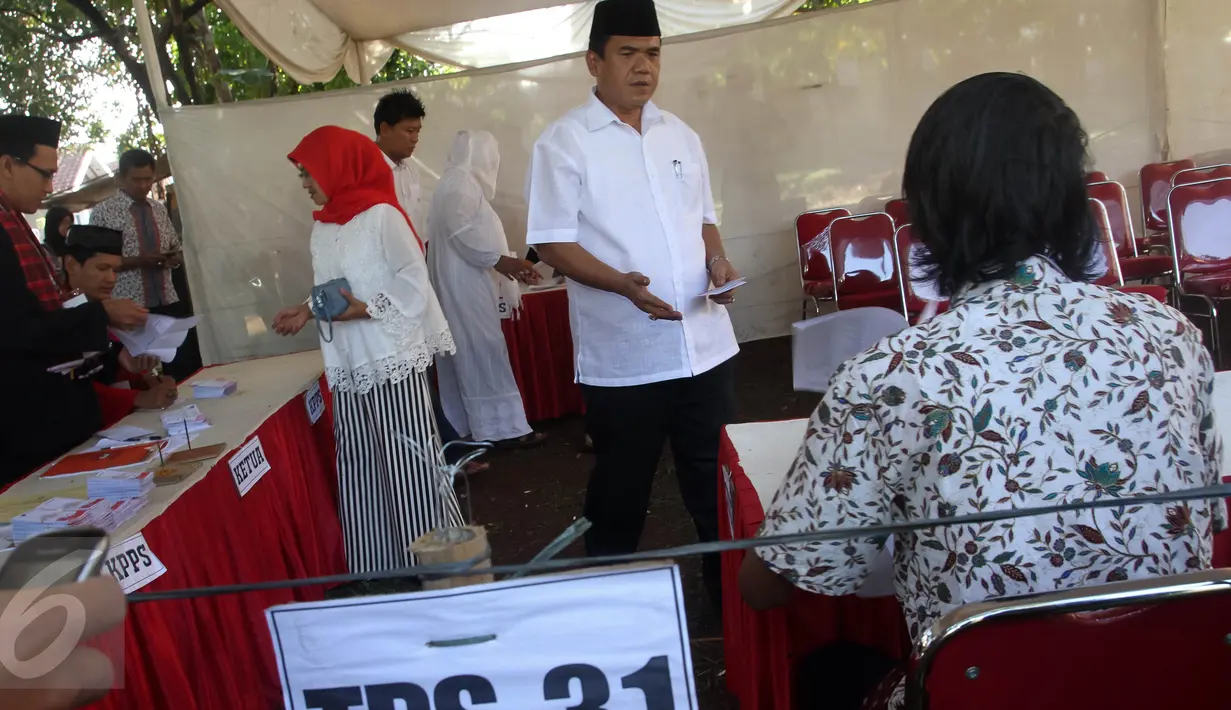 Calon Walikota Tangerang Selatan nomor urut 2 Arsid beserta istri saat tiba di TPS 31 Kelurahan Pondok Benda, Tangsel, Rabu (9/12). Calon Walikota Tangerang Selatan ini merupakan pemilih perdana pada TPS tersebut. (Liputan6.com/Fery Pradolo)