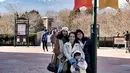 Istri Tora Sudiro, Mieke Amalia berfoto bersama ketiga putrinya saat liburan bersama keluarga di Jepang. Selain itu mereka juga mengabadikan kebersamaan keluarga yang tampak hangat dan akrab saat di Gotenba Premium Outlets. (instagram.com/mieke_amalia)