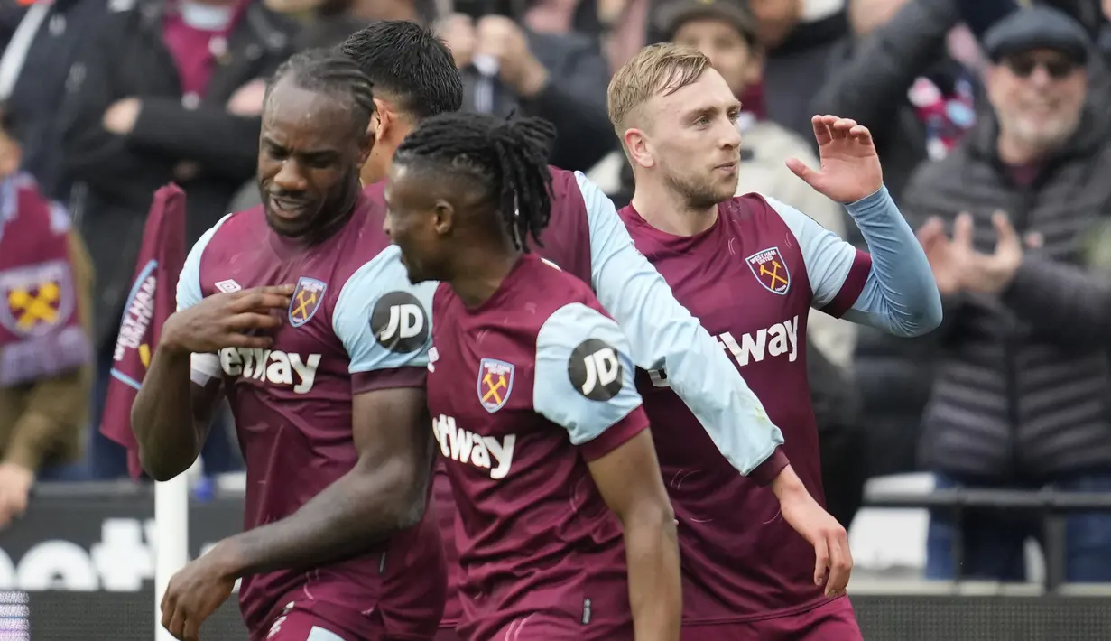 Selebrasi striker West Ham United, Jarrod Bowen (kanan) bersama rekan setim setelah mencetak gol pertama ke gawang Liverpool pada laga pekan ke-35 Premier League 2023/2024 di London Stadium, London, Sabtu (27/4/2024). (AP Photo/Kin Cheung)