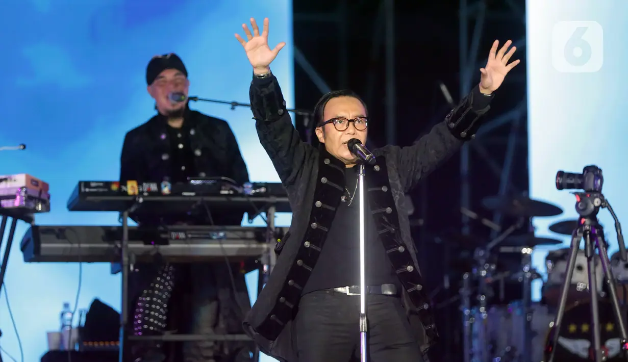 <p>Ari Lasso tampil bersama grup band Dewa 19 pada konser bertajuk Pesta Rakyat 30 Years of Careers Dewa 19 di Jakarta International Stadium, Jakarta, Sabtu (4/2/2023). Ari Lasso tampil dengan membawakan sejumlah lagu seperti &ldquo;Cinta Kan Membawamu Kembali&rdquo; hingga tembang terbarunya bersama Dewa 19 &ldquo;Tangis Terakhir&rdquo;. (Fimela.com/Bambang E. Purnama)</p>