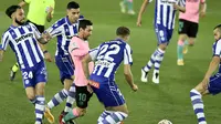 Pemain Barcelona Lionel Messi, kiri ketiga, berebut bola dengan para bek Alaves selama pertandingan sepak bola La Liga Spanyol antara Alaves dan Barcelona di stadion Mendizorroza di Vitoria, Spanyol, Sabtu, 31 Oktober 2020. (AP Photo / Alvaro Barrientos)