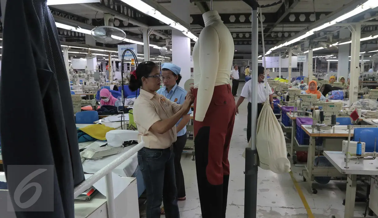 Pekerja mencoba memasangkan hasil produksi pada sebuah patung,Tangerang, Banten, Selasa (13/10/2015). Industri tekstil di dalam negeri terus menggeliat. Hal ini ditandai aliran investasi yang mencapai Rp 4 triliun (Liputan6.com/Angga Yuniar)