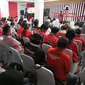 Banteng Muda Indonesia (BMI) yang merupakan sayap partai PDI Perjuangan menggelar kegiatan kuliah politik bertema "Kelompok Radikal, Pemilu Milenial, dan Gen Z: Isu dan Arah Politik 2024". Mereka yang menjadi peserta adalah ratusan relawan Ganjar Pranowo yang menargetkan pemilih milenial sebagai objek kampanyenya (Istimewa)