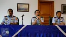 Wakasau Marsekal Madya TNI Hadiyan Sumintaatmadja (tengah) memberikan keterangan terkait jatuhnya pesawat Hercules milik TNI AU di Wamena, di Lanud Halim Perdanakusuma, Jakarta, Minggu (18/12). (Liputan6.com/Johan Tallo)