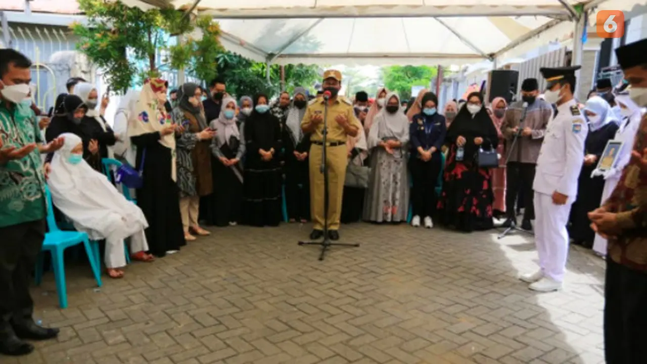 Danny meDanny Pomanto pun memimpin langsung upacara pelepasan jenazah ​Kasubag Kerjasama Pemkot Makassa