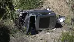 Sebuah crane digunakan untuk mengangkat mobil pegolf Tiger Woods setelah kecelakaan di Rancho Palos Verdes, California, pinggiran Los Angeles, Selasa (23/2/2021). Kendaraan yang dibawa Woods keluar dari jalan raya dan terguling ke lereng sebelum berhenti di dasar jurang. (AP Photo/Mark J. Terrill)