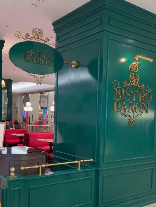 Khas dengan warna biru yang menghiasi interior dari tahun 2010 silam, kini Bistro Baron tampil beda. Warna hijau tampak mendominasi area luar dan dalam interior dinding restoran. Tak hanya terlihat kian cozy, warna ini juga membuat kesan hommy yang melekat. [ Foto: Adinda Tri Wardhani - Fimela.com.]