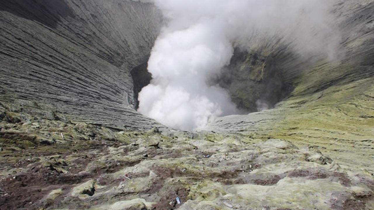 Melihat pesona kawah Gunung Bromo lebih dekat