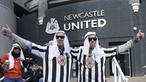 Penggemar Newcastle berfoto di luar lapangan sebelum pertandingan sepak bola Liga Premier Inggris antara Newcastle dan Tottenham Hotspur di St. James' Park di Newcastle, Inggris, Minggu 17 Oktober 2021. (AP/Jon Super)