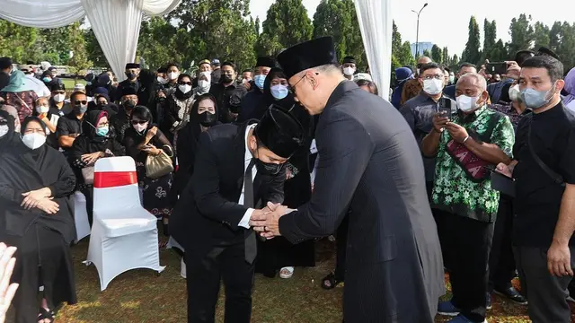 Prosesi pemakaman Hermanto Dardak di TMP Kalibata (https://www.instagram.com/p/ChgzmM3vDKB/)