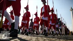Pasukan keraton ikut mengiring pembawa duplikat bendera pusaka dari Monumen Nasional menuju Istana di Jakarta, Rabu (17/8). Kegiatan tersebut dalam rangka memperingati HUT RI ke-71. (Liputan6.com/Faizal Fanani)