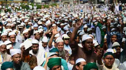 Massa dari kelompok Islam menggelar demonstrasi di Dhaka, Banglades, Jumat (21/4). Demonstran menuntut Massa menuntut pemerintah untuk menghancurkan sebuah patung di depan MA karena dianggap bertentangan dengan nila-nilai Islam. (AFP PHOTO / STR)