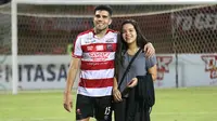 Bek Madura United, Fabiano Beltrame, dan putrinya, Juliana. (Bola.com/Aditya Wany)