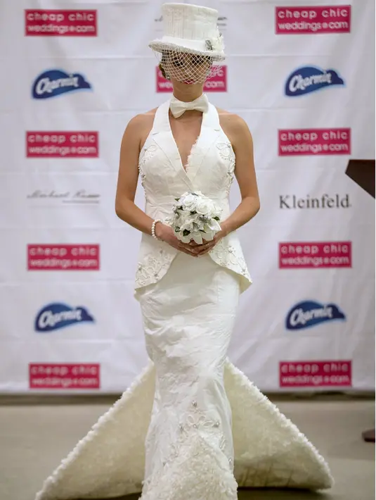 Model memperagakan gaun pengantin yang terbuat dari tisu toilet karya Donna Paus Vincler di Butik Kleinfled's Bridal, New York, 17 Juni 2015. (REUTERS/Brendan McDermid)