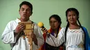 Penduduk asli Kolombia bermain musik adat mereka saat mengikuti perayaan Hari Internasional Penduduk Asli / Masyarakat Adat di Bogota (9/8). (AFP Photo/Raul Arboleda)