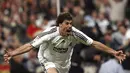 Penyerang Real Madrid Ruud Van Nistelrooy merayakan gol ke gawang Sevilla pada pertandingan Liga Spanyol di Stadium Santiago Bernabeu, Spanyol, Minggu (6/5/2007). (EPA/Ballestreros)