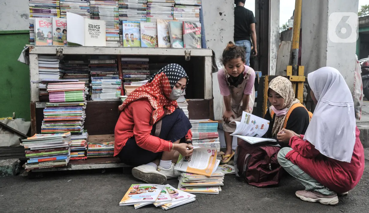 Pedagang saat melayani pembeli buku pelajaran sekolah di Pasar Buku Kwitang, Jalan Kramat Raya, Kecamatan Senen, Jakarta Pusat, Minggu (17/7/2022). Memasuki Tahun Ajaran Baru penjualan buku sekolah di Pasar Buku Kwitang mengalami peningkatan hingga 60 persen dibandingkan tahun sebelumnya. (merdeka.com/Iqbal S Nugroho)