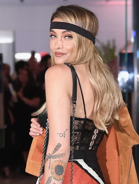 "Dia adalah sepupuku. Dan kenapa ia harus disebut 'pria kulit hitam', siapa yang peduli? Kenapa harus disebut seperti itu? Manusia adalah manusia!" lanjutnya. (instagram/parisjackson)