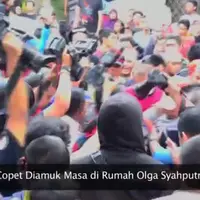 Ratusan pelayat yang berdesakan di rumah Olga Syahputra di kawasan Duren Sawit, Jakarta Timur, Sabtu (28/3) dimanfaatkan oleh komplotan pencopet. Salah satu pencopet tertangkap dan menjadi bulan-bulanan masa yang beringas.