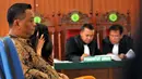 Siti Badriah terlihat memegang kepala saat sidang lanjutan dugaan pelanggaran hak cipta oleh PT Vista Pratama di Pengadilan Negeri Jakarta Utara pada Selasa (18/8/2015). Siti Badriah hadir sebagai saksi dalam sidang tersebut. (Liputan6.com/Panji Diksana)