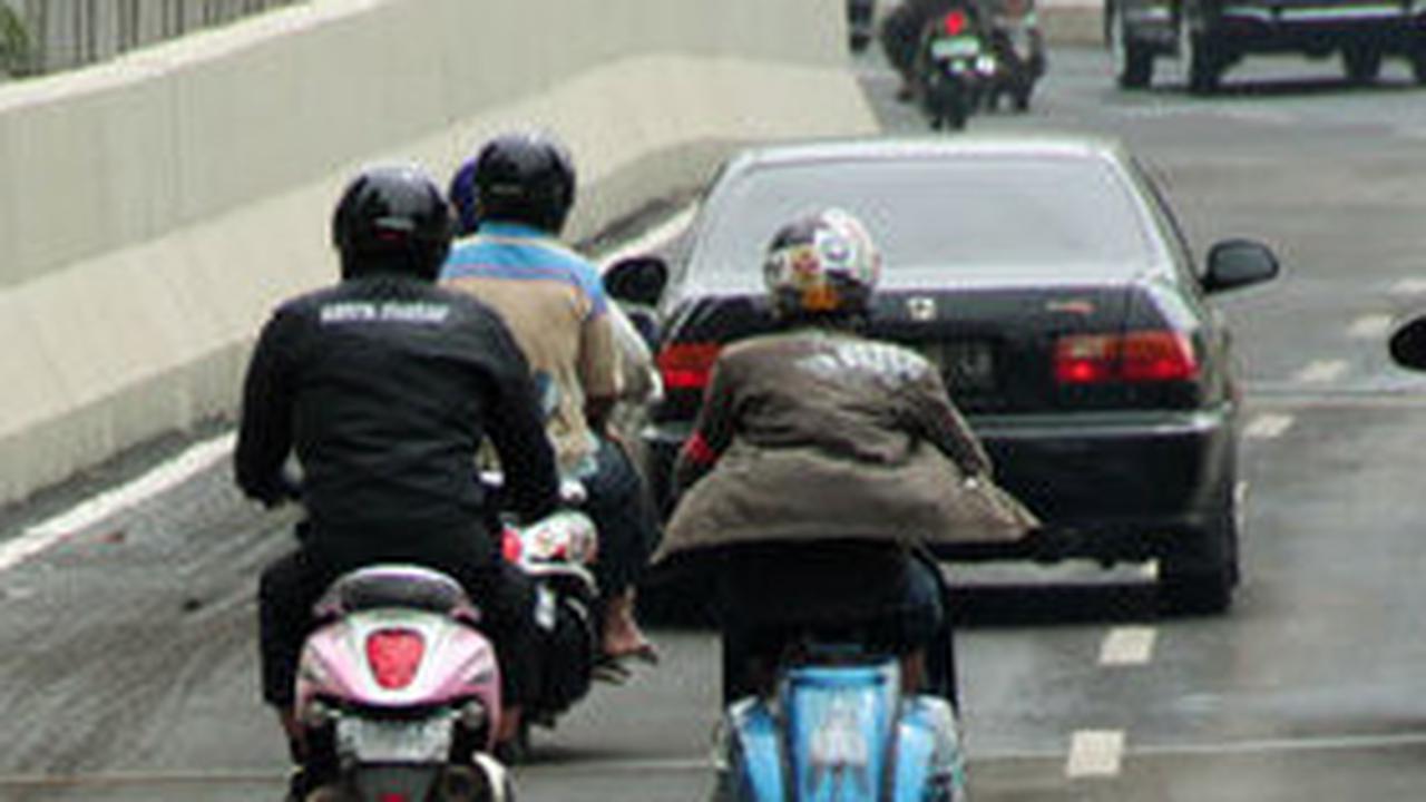 Viral Warga Jengkel Pemotor Berpelat Dinas Polri Lewat JLNT Casablanca Disetop Polisi Tanpa Ditilang