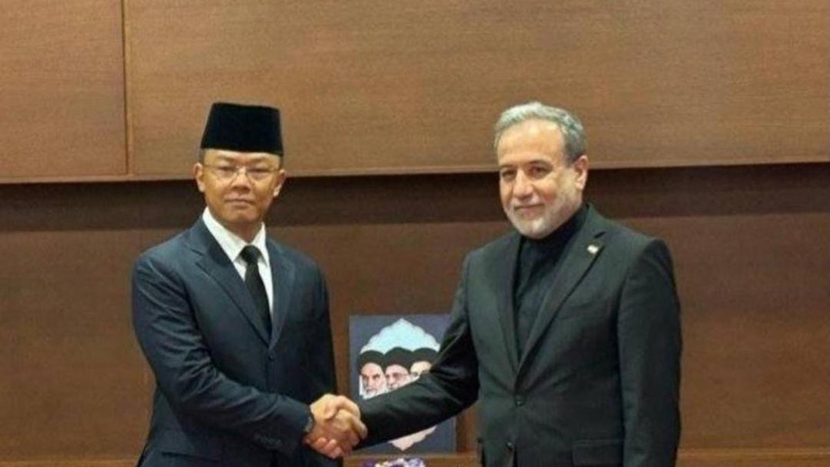 Sugiono Bertemu Menlu Iran, Sampaikan Penghormatan untuk Ali Khamenei