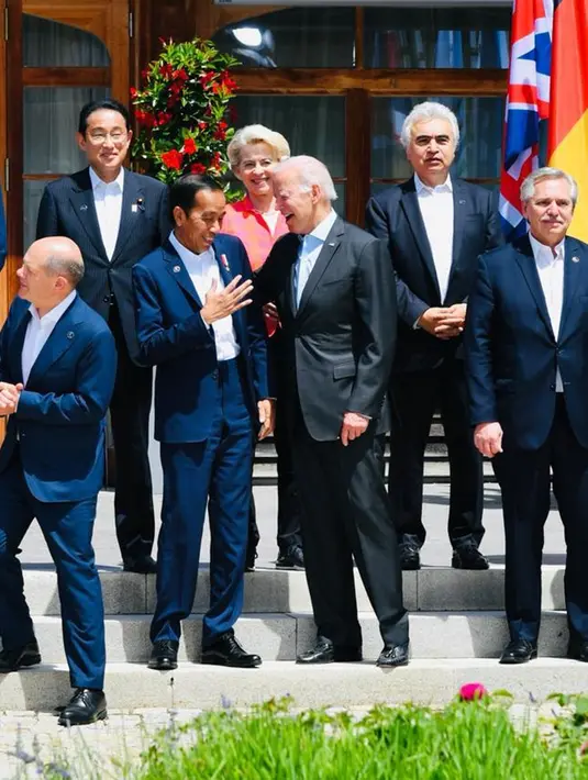 Presiden Joko Widodo atau Jokowi (depan kedua kiri) berbincang dengan Presiden AS Joe Biden saat foto bersama para pemimpin G7 di lokasi KTT G7, Schloss Elmau, Jerman, Senin (27/6/2022). Pada pertemuan G7 kali ini Jokowi dijadwalkan melakukan pertemuan bilateral dengan sejumlah pemimpin negara yang hadir. (Foto: Biro Pers Sekretariat Presiden)