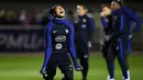 Striker Prancis, Kylian Mbappe, tampak bahagia usai berhasil mencetak gol saat sesi latihan jelang laga persahabatan di Paris, Selasa (7/11/2017). Prancis akan berhadapan dengan Jerman dan Wales. (AFP/Franck Fife)