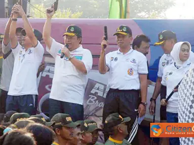 Citizen6, Bandung Barat: TNI sewilayah Tap II Bandung menggelar Lari 10 K yang diakhiri dengan penanaman pohon di areal Bumi Baru Parahyangan. (Pengirim: Pendam III/Slw)
