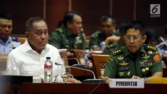 Menteri Pertahanan Ryamizard Ryacudu dan jajarannya mengikuti rapat kerja dengan Komisi I DPR di Senayan, Jakarta, Selasa (3/10). Raker membahas ratifikasi perjanjian pertahanan antara Indonesia dengan Papua Nugini. (Liputan6.com/Johan Tallo)