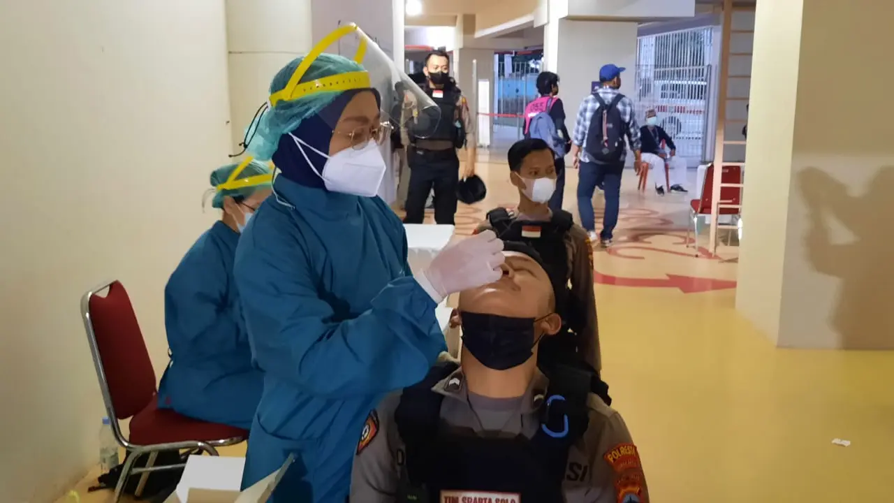 Personel Polresta Surakarta Tes Swab Antigen