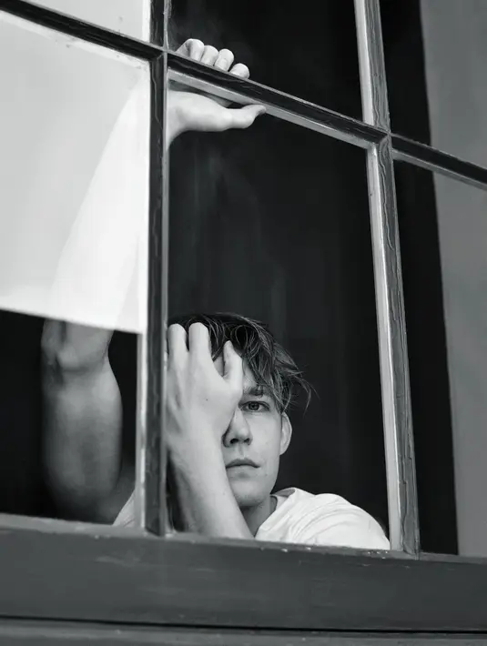 <p>Tidak hanya tampan saat kenakan setelan jas, Joe Alwyn juga punya daya pikat saat kenakan kaus [@joe.alwyn]</p>