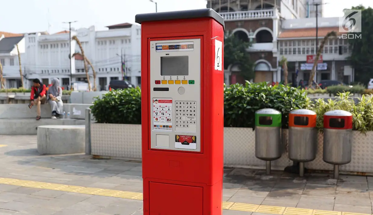 Mesin parkir meter terlihat di kawasan Kota Tua, Jakarta, Rabu (18/7). 13 Terminal Parkir Elektronik (TPE) atau mesin parkir meter dipasang di kawasan tersebut guna mengantisipasi membludaknya kendaraan yang parkir. (Liputan6.com/Immanuel Antonius)