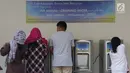 Para pencari suaka mengambil air siap minum di halaman bekas Markas Kodim di kawasan Kalideres, Jakarta, Selasa (16/7/2019). Rata-rata para pencari suaka tersebut berasal dari Afghanistan, Pakistan, Somalia, Sudan, Iraq, dan Iran. (Liputan6.com/Helmi Fithriansyah)