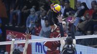 Setter Surabaya BIN Samator&nbsp;Paulo Iury Barbosa Lamounier mencoba memblok spike Outside Hitter Jakarta LavAni Allo Bank&nbsp;Jorge Gonzales Garcia&nbsp;pada laga seri kedua putaran pertama PLN Mobile Proliga 2023 di GOR Satria Purwokerto, Minggu, 15 Januari 2023. (foto: PBVSI)