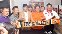Walikota Bandung, Ridwan Kamil (berpeci hitam) dan manajer Persib, Umuh Muchtar (kedua dari kiri) saat berkunjung ke kantor Persija di Jakarta, Jumat (16/10/2015). (Bola.com/Nicklas Hanoatubun)
