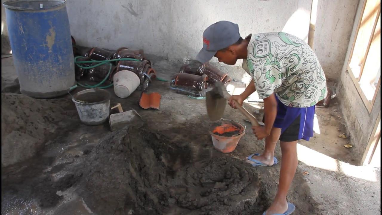 Seorang siswa Mts di Grobogan terpaksa bekerja sebagai kuli bangunan demi membeli HP untuk belajar online di Grobogan. (Foto: Liputan6.com/Felek Wahyu)