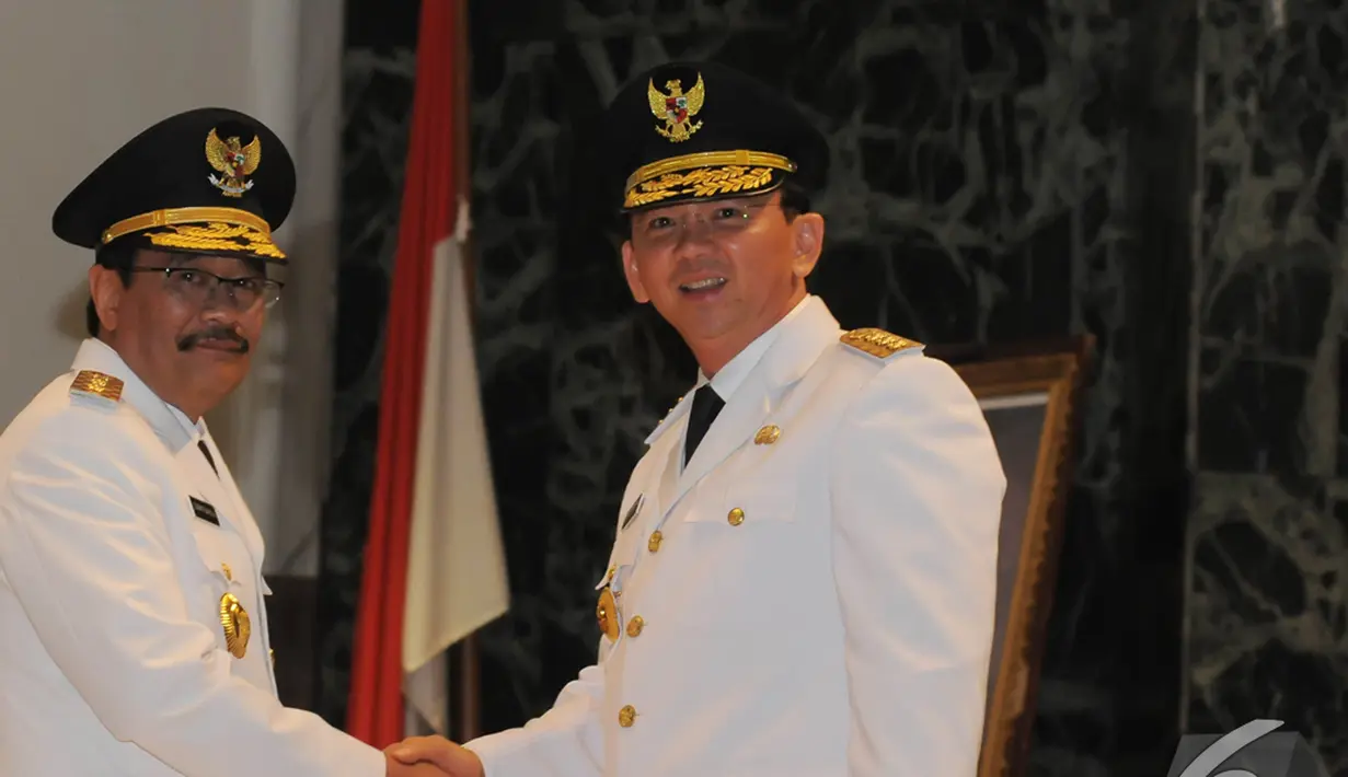 Ahok dan Djarot Saiful Hidayat berjabat tangan usai acara  pelantikan Wakil Gubernur DKI Jakarta, Jakarta, Rabu (17/12/2014). (Liputan6.com/Herman Zakharia)
