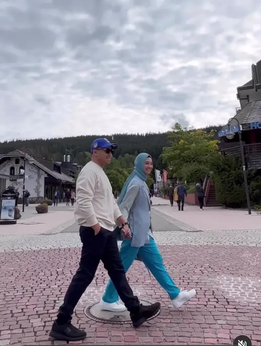 Meski pergi keliling negara, mereka tetap kompak bergandeng tangan. [foto: instagram/poppybungariphat]