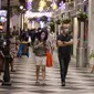 Pengunjung beraktivitas di sebuah pusat perbelanjan di kawasan Tangerang Selatan, Rabu (8/12/2021). Pemerintah mengingatkan varian omicron sudah masuk ke kawasan ASEAN, salah satunya Malaysia, sehingga masyarakat diminta untuk tetap mematuhi standar protokol kesehatan. (Liputan6.com/Angga Yuniar)