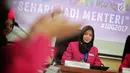 Seorang pelajar asal Sumatera Utara, Ayu Juwita menjadi Menteri Pemberdayaan Perempuan dan Perlindungan Anak saat diskusi Sehari Jadi Menteri yang diselenggarakan Plan International Indonesia di Jakarta, Rabu (11/10). (Liputan6.com/Faizal Fanani)