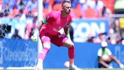 Kiper Brentford, Mark Flekken saat laga pramusim Premier League Summer Series 2023 menghadapi Aston Villa di FedExField, Maryland, USA (30/7/2023). Mark Flekken didatangkan Brentford dari SC Freiburg dengan nilai transfer 13 juta euro dengan durasi kontrak selama 4 tahun hingga 30 Juni 2027. Ia diproyeksikan sebagai pengganti David Raya yang tengah diincar beberapa klub top Eropa, di antaranya Arsenal. (AFP/Getty Images/Mike Stobe)