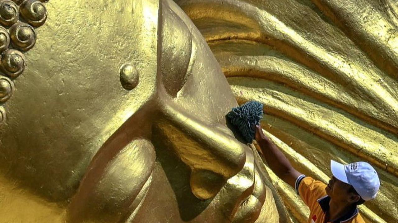 Patung Buddha Tidur merupakan salah satu ikon wisata Mojokerto.&nbsp;Foto: Juni Kriswanto/AFP