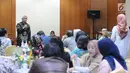 Peserta saat bertanya ke Dokter Mochammad Evodia pada acara Round table discussion RS EMC di Jakarta, Kamis (21/3). Round table discussion RS EMC tersebut bertajuk Center of Excellence Update. (Liputan6.com/Herman Zakharia)